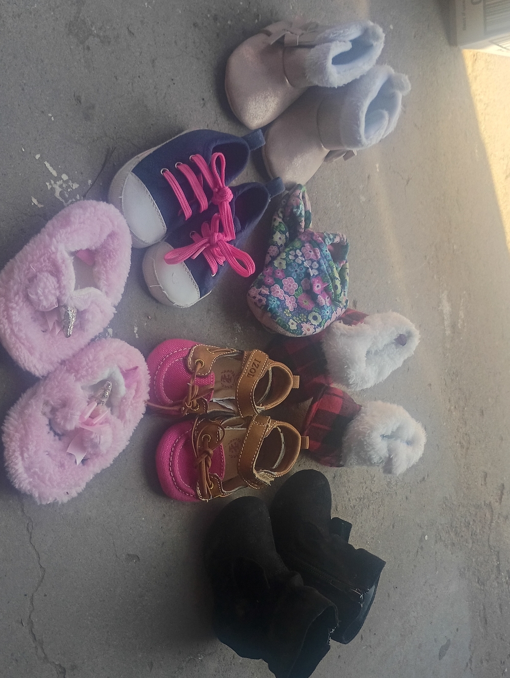 Kids Pink Fuzzy Slippers - Dress Boots And House Shoes Lot Size 3